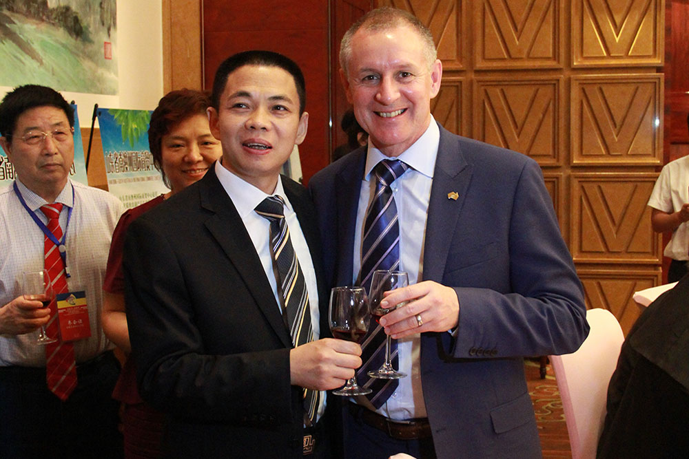 Ông Qin Changling, Chủ tịch Tập đoàn Quốc tế Qin Gong, đã gặp ông Jay Weatherrill -