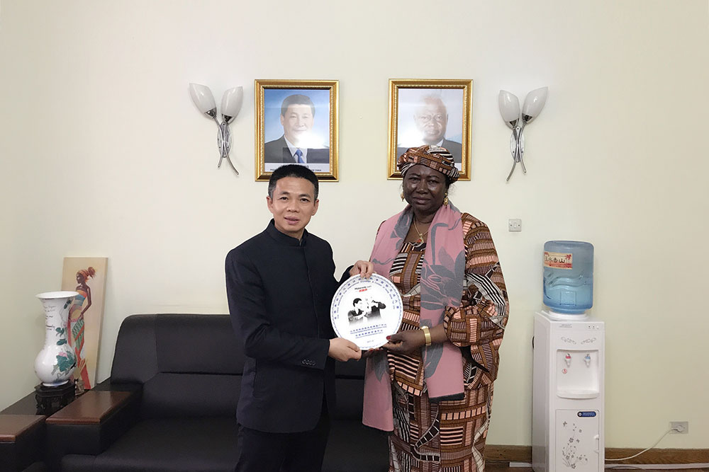 Ông Qin Changling, Chủ tịch Tập đoàn Quốc tế Qingong tiếp ông Kumba Momo, Bộ trưở